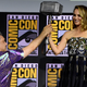 Taika Waititi le entrega el martillo de Thor a Natalie Portman en la San Diego Comic-Con